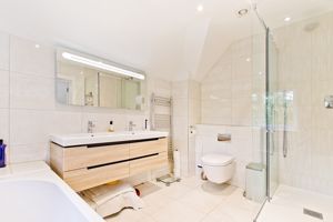 Master En Suite- click for photo gallery